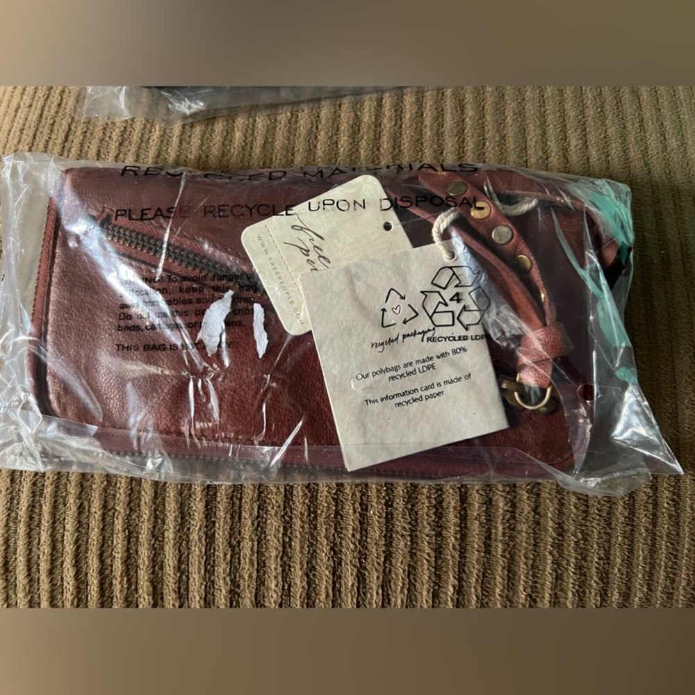COPY - Free People 
DISTRESSED LEATHER WRISTLET WALLET new in packaging - Picture 3 of 3